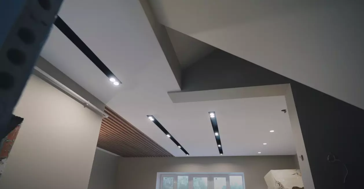 Натяжной потолок Clipso с встроенными светильниками